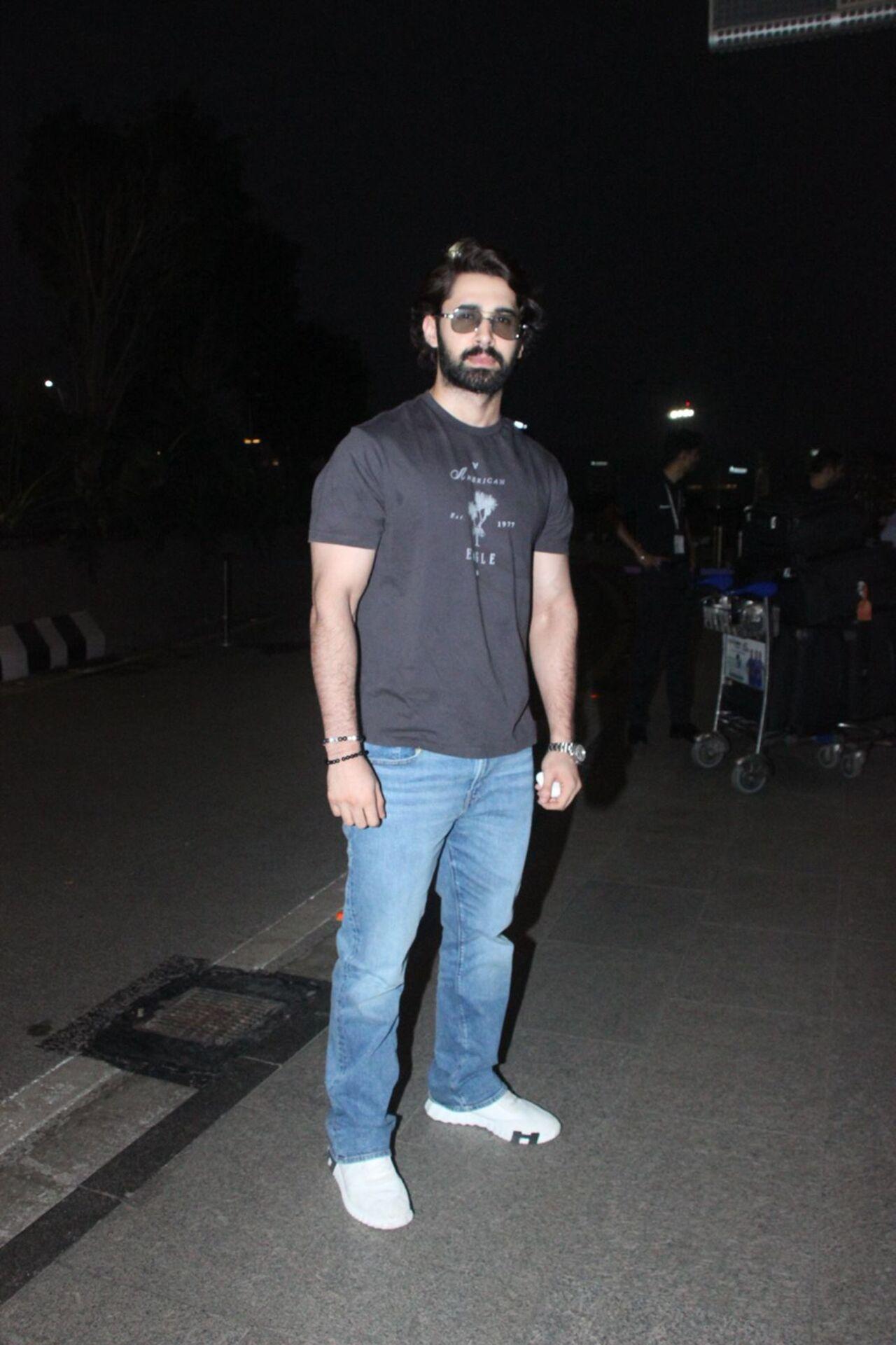 <p>Lakshya was spotted at the airport keeping it cool and casual in a grey T-shirt paired with classic blue jeans.</p>